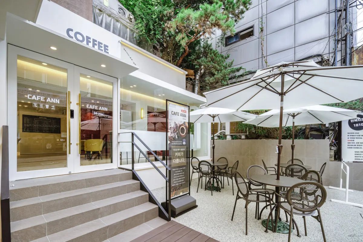 화이트톤 미니멀 외관의 24시간 카페 ANN